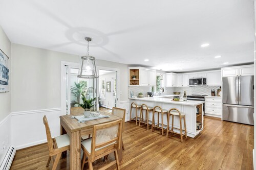 Luxury retreat, in-ground huge pool, 10-person hot tub, outdoor shower, fire pit