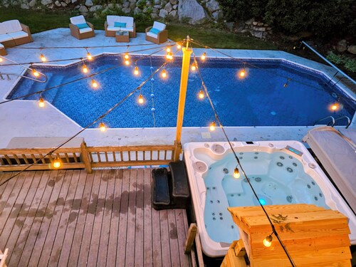 Luxury retreat, in-ground huge pool, 10-person hot tub, outdoor shower, fire pit