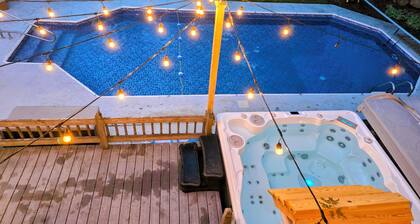 Luxury retreat, in-ground huge pool, 10-person hot tub, outdoor shower, fire pit