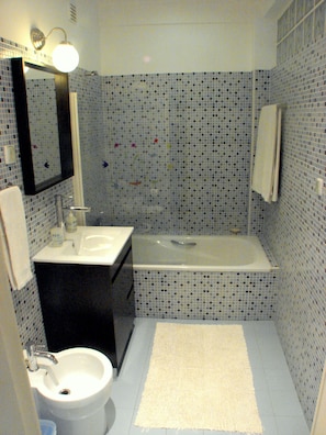 Hair dryer, bidet, towels, soap - Beach, Surf and Lisbon. Enjoyable apartment with WiFi in Costa da Caparica. (Costa da Caparica)