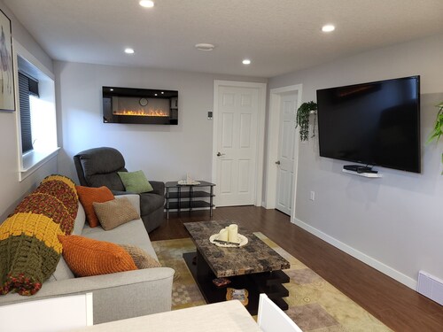  2-bedroom lower suite. 10 mins to downtown, Calgary Zoo, Saddledome & Max Bell 