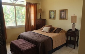 1 dormitorio, tabla de planchar con plancha, wifi y ropa de cama