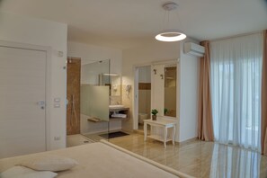 Premium bedding, down comforters, minibar, in-room safe - Dimore Relais - Suite Garden Breakfast (Porto Cesareo)