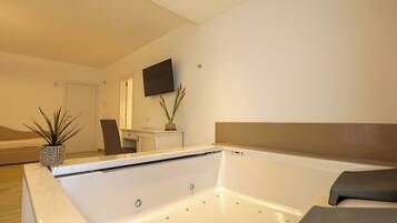 Suite, Garden View | Private spa tub