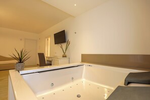 Suite, Garden View | Private spa tub - Dimore Relais - Suite Garden Breakfast (Porto Cesareo)