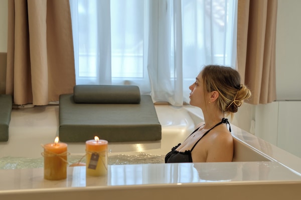 Suite, vistas al jardín | Bañera de hidromasaje privada