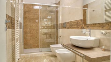 Suite, vue jardin | Salle de bain | Douche, douche à « effet pluie », articles de toilette gratuits