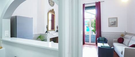 Een smart-tv en een open haard