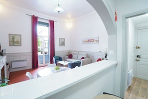 Smart TV, fireplace - Forum-La gare apartment, T2 50 m2, air-conditioned, garage, courtyard 80m2 (Narbonne)