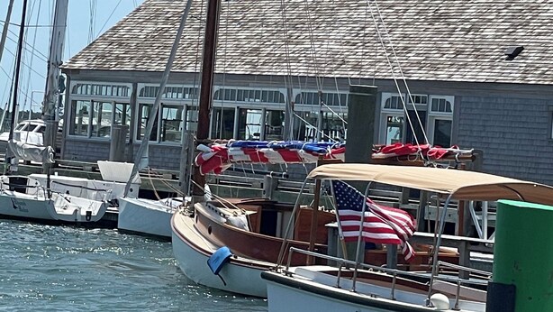 Marina - Gorgeous South Beach Contemporary 5 min walk to beach with AC, and WiFi (Edgartown)