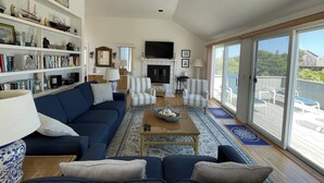 Smart TV, fireplace - Gorgeous South Beach Contemporary 5 min walk to beach with AC, and WiFi (Edgartown)