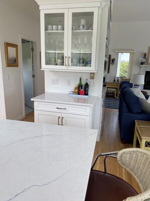 Interior - Gorgeous South Beach Contemporary 5 min walk to beach with AC, and WiFi (Edgartown)