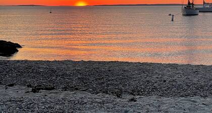 Gorgeous South Beach Contemporary 5 min walk to beach with AC, and WiFi