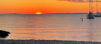 Gorgeous South Beach Contemporary 5 min walk to beach with AC, and WiFi