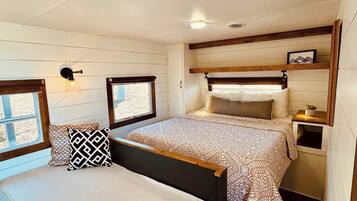 1 bedroom, bed sheets