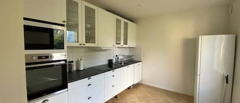 Appartement supérieur, vue sur le jardin | Cuisine privée | Réfrigérateur grande capacité avec congélateur, four à micro-ondes