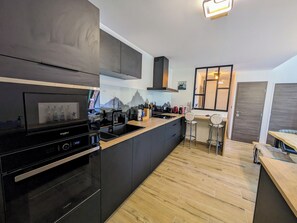 Réfrigérateur, four, lave-vaisselle, cafetière/bouilloire