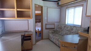 Appartement Confort | Coin séjour | TV connectée de 40 pouces avec chaînes par satellite, espaces bureaux