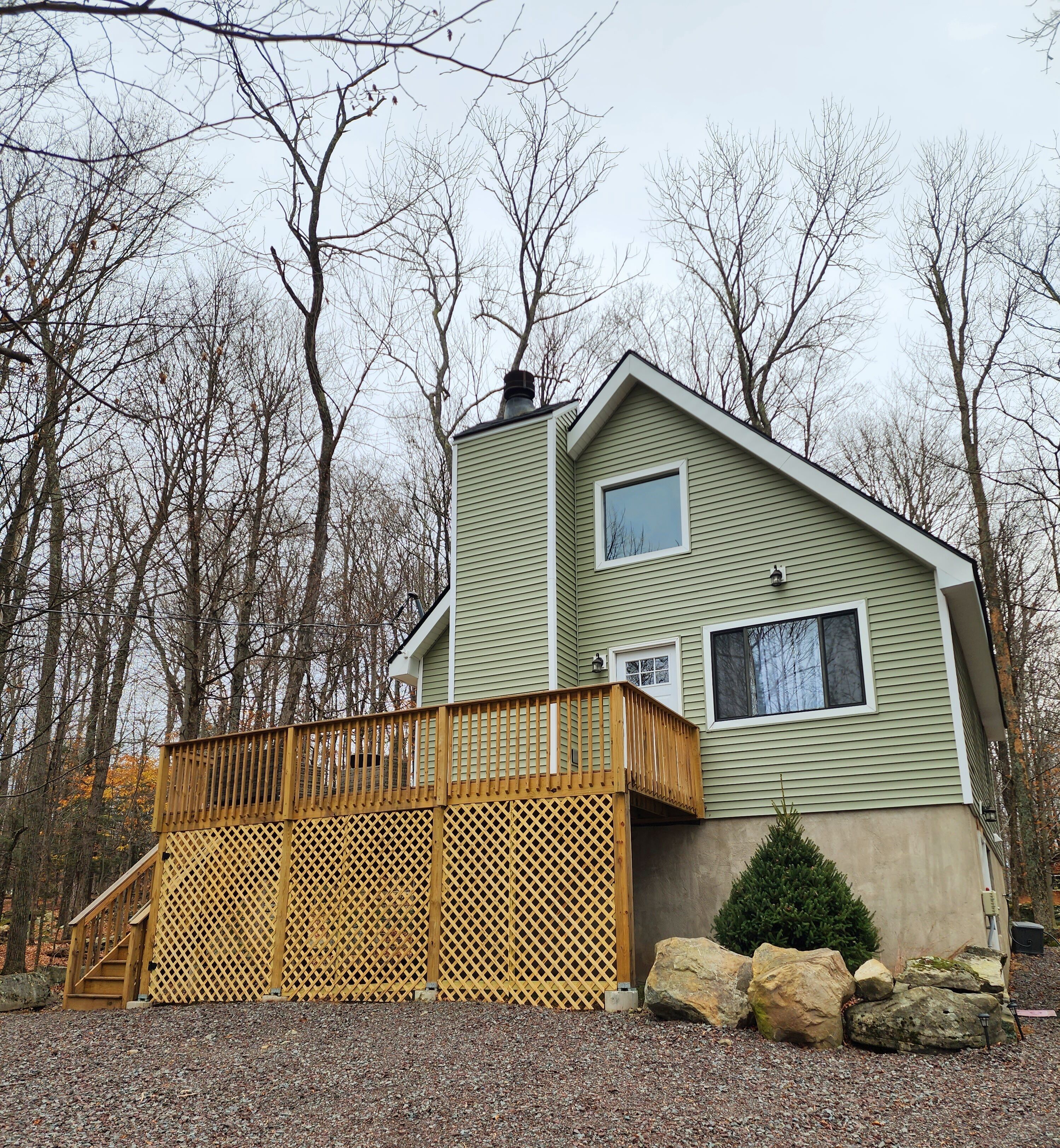 M&J's Hideaway-4-bedroom chalet in Lake Ariel the Hideout PA w/ AC, WIFI & more