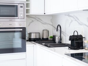 Réfrigérateur, four à micro-ondes, un four, surface de cuisson