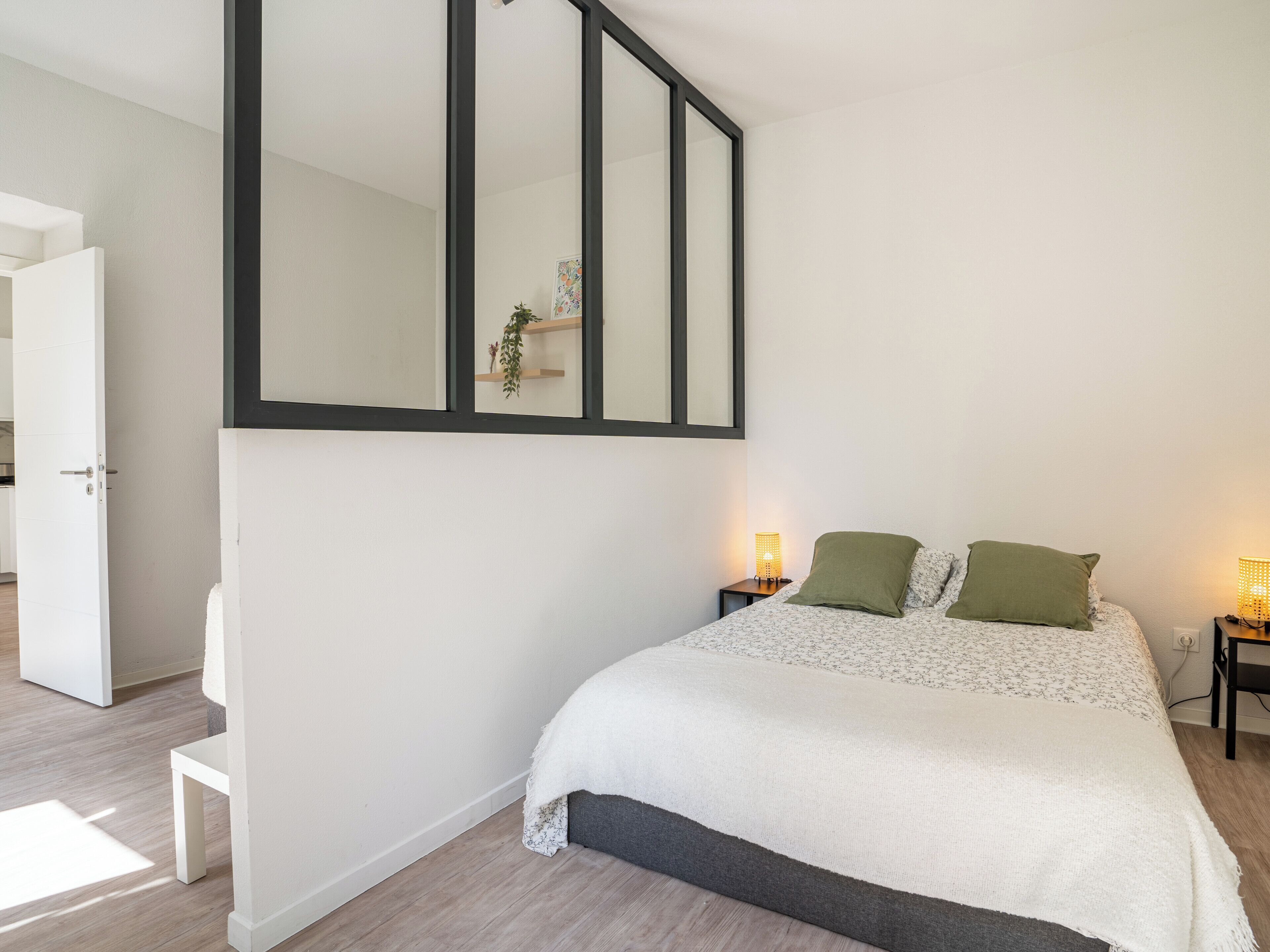 1 habitación, tabla de planchar con plancha, cuna de viaje y wifi 