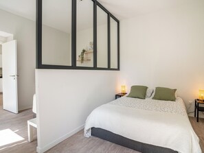 1 habitación, tabla de planchar con plancha, cuna de viaje y wifi