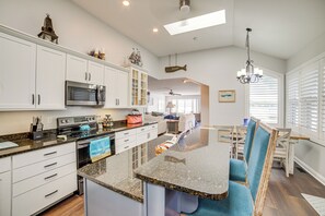 Geladeira, micro-ondas, cooktop, lava-louças