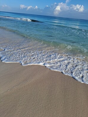 Chaises longues, serviettes de plage