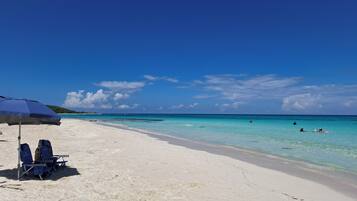Espreguiçadeiras, toalhas de praia