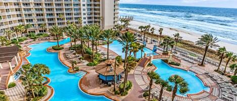 Una piscina techada, una piscina al aire libre