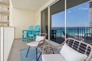 Property grounds - BEACH FRONT SPACIOUS SUDIO Panama City Beach: Resort Pool, Hot Tub, Tiki Bar (Panama City Beach)