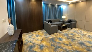 Una sala de estar moderna con un sofá, una mesa de centro y una lámpara.