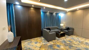 Deluxe Suite | Living area | TV