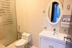 Shower, rainfall showerhead, free toiletries, hair dryer - فندق فصل الصيف امان المنسك (Abha)