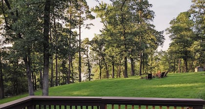 Sprawling 3-bedroom house in delightful Scroggins with WiFi, AC and lakeview