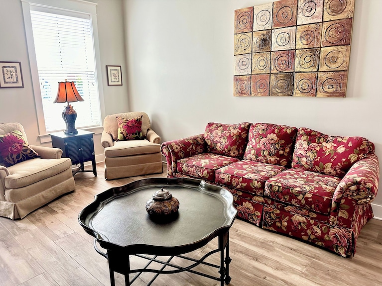 2br With Balcony Near Biloxi Beach & One Block To Casinos! Downtown Darling - 빌럭시