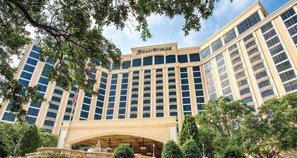 2BR with balcony near Biloxi Beach & one block to casinos! Downtown Darling