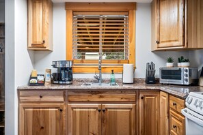 冷蔵庫、電子レンジ、オーブン、コンロ