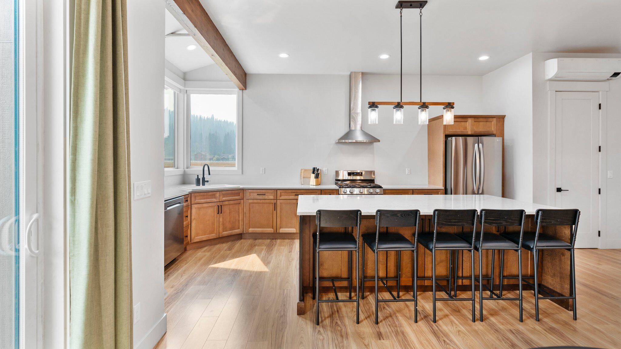 Matbord och köksöar