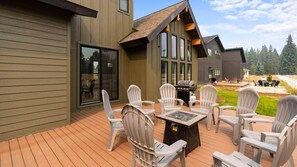 Outdoor dining - Brand New 3600 SF 3-Primary Suite Mountain Getaway (McCall)