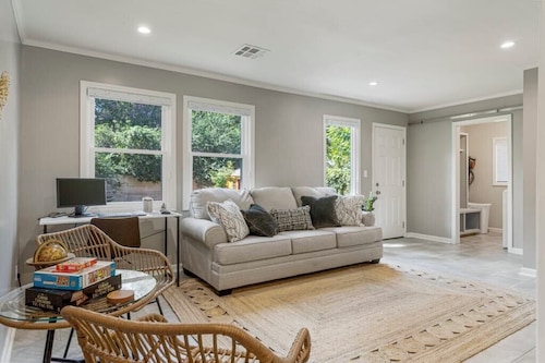 Boho Chic Close to Downtown and Gathering Place