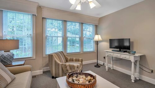 Lovely 2 BR townhome near historic Williamsburg All amenities! Great for family!