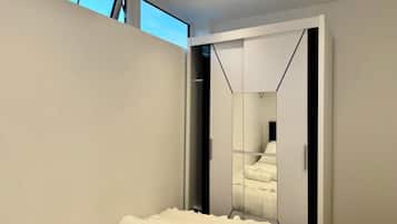 2 habitaciones, escritorio, tabla de planchar con plancha y wifi