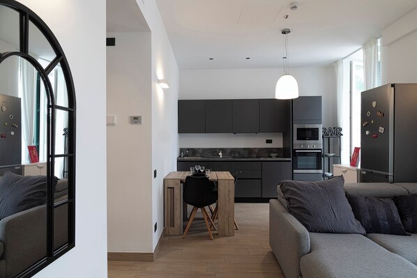 Apartment | Wohnbereich | 35-Zoll-Fernseher mit Digitalempfang