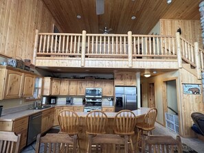 Fridge, microwave, oven, stovetop - Mountain Life Cabin- 20 Miles to Yellowstone (Island Park)