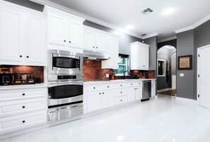 Køleskab, mikrobølgeovn, ovn, kogeplade