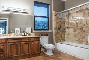 Suihku, poreamme, hiustenkuivaaja, bidee