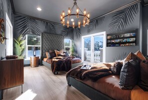 5 makuuhuonetta, tallelokero huoneessa, silitysrauta/-lauta