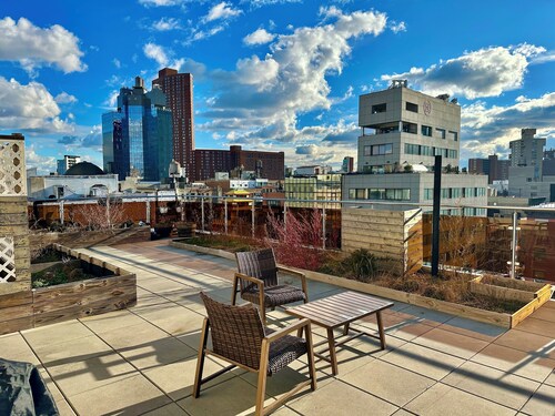 Luxury in Little Italy: 2 bedroom-Private Balcony