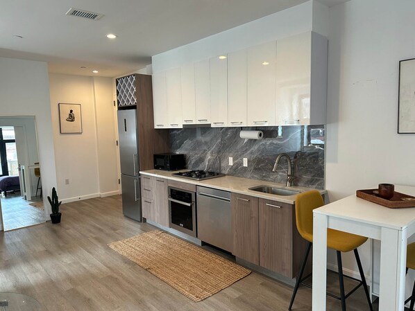 Frigorífico, microondas, horno y placa de cocina